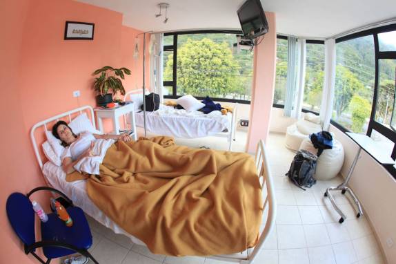 A Laura se recupera  em seu quarto, em clínica de Baños, no Equador